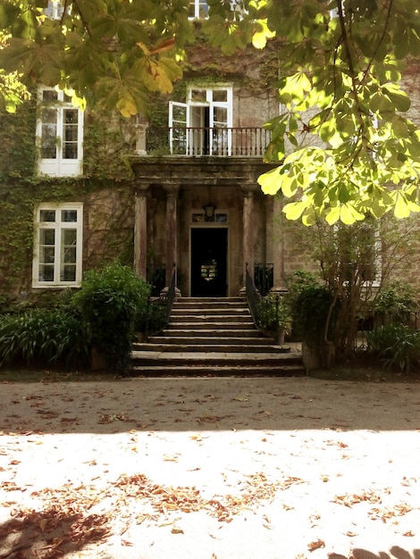 Gebouwd gebouw met bomen op de achtergrond