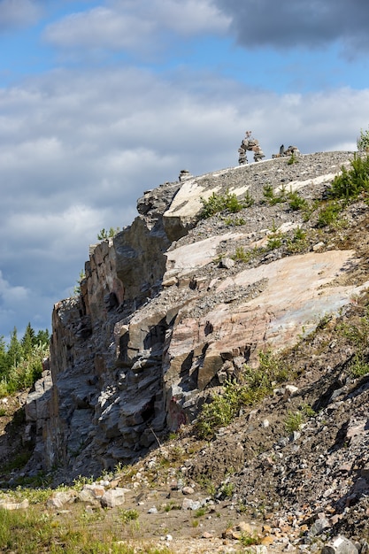 Gebouwd van steen inukshuk standbeeld