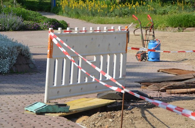 Gebouwde structuur bij de weg in het park