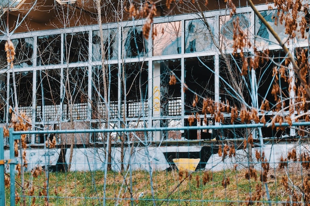 Foto gebouwde structuur met kale bomen op de voorgrond