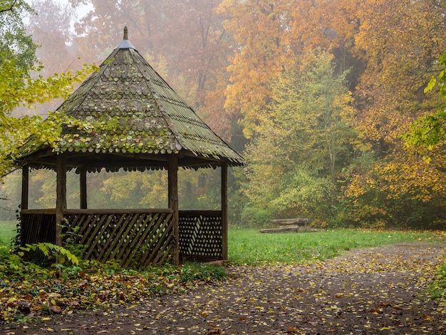 Foto gebouwde structuur op het veld in de herfst