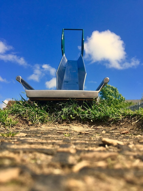 Foto gebouwde structuur op het veld tegen de blauwe hemel