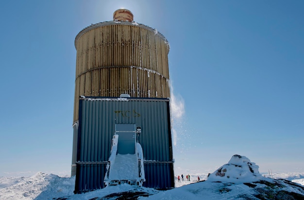 Foto gebouwde structuur op sneeuw tegen een heldere hemel