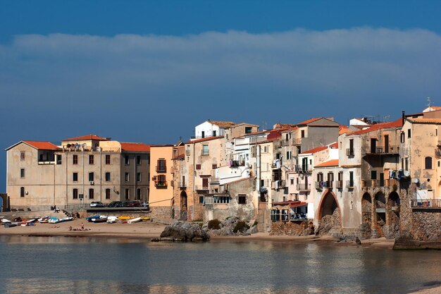 Gebouwen aan de kust van de Middellandse Zee in de stad Cefalu, Italië