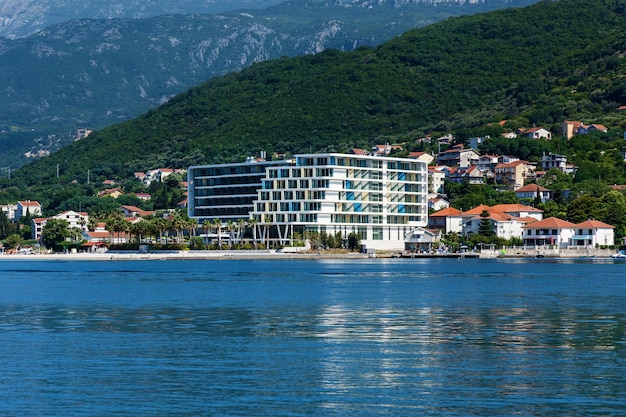 Gebouwen aan de kust van Montenegro