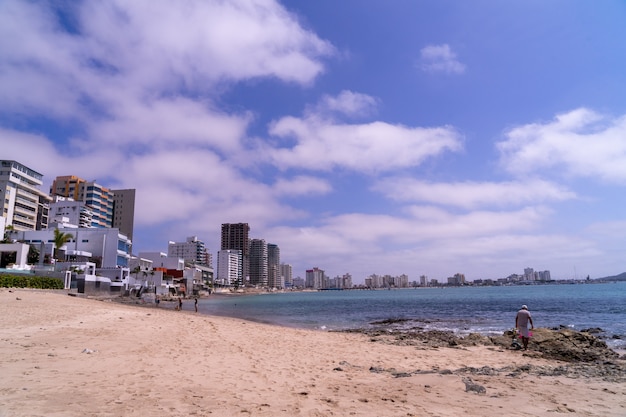 Gebouwen aan het strand van salinas, ecuador