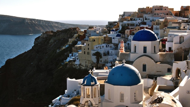 Gebouwen aan zee bij Santorini op een zonnige dag