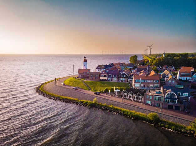 Foto gebouwen aan zee bij zonsondergang