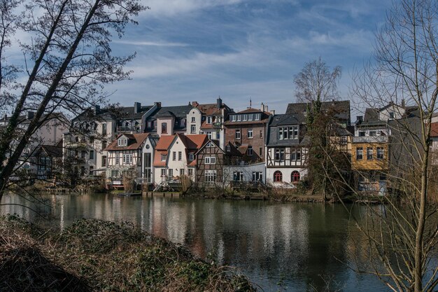 Foto gebouwen bij de rivier tegen de lucht