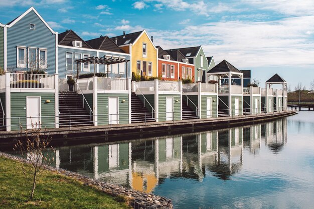 Foto gebouwen bij de rivier tegen de lucht