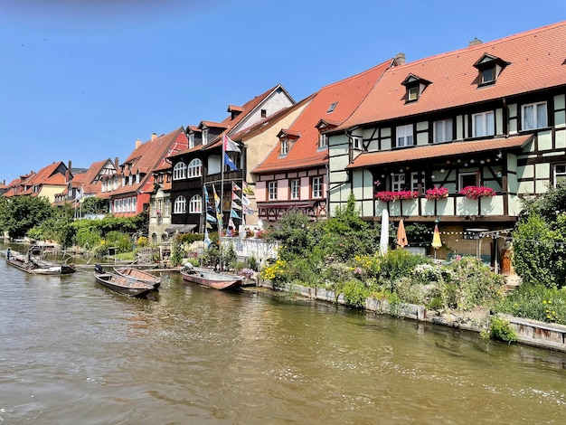 Foto gebouwen bij de rivier tegen de lucht