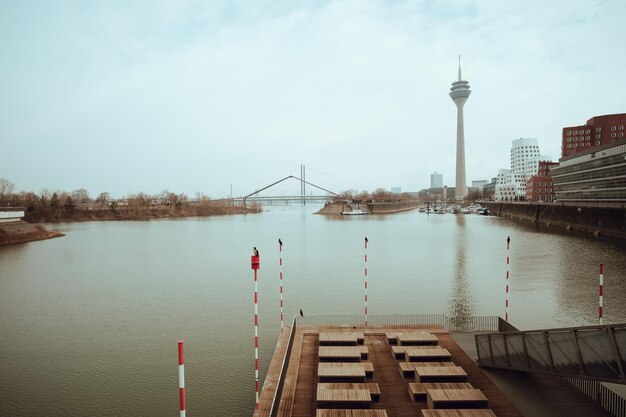 Foto gebouwen bij de rivier tegen de lucht