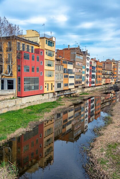 Foto gebouwen bij de rivier tegen de lucht