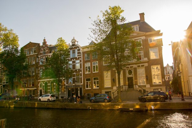 Foto gebouwen bij het kanaal tegen de lucht in de stad