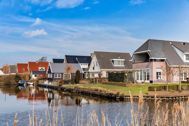 Foto gebouwen bij het meer tegen de lucht