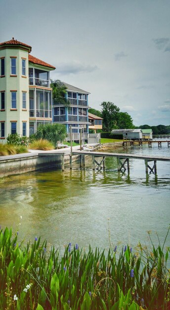 Foto gebouwen bij het meer tegen de lucht