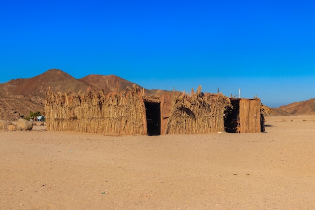 Gebouwen in bedoeïenendorp in arabische woestijn egypte