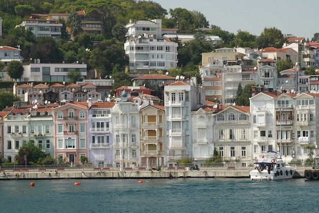 Gebouwen in de Bosporus-straat kant van Istanbul Turkiye