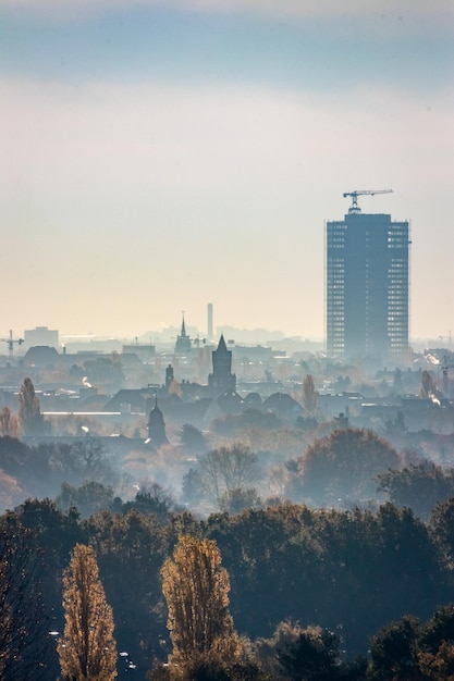 Foto gebouwen in de stad tegen de hemel bij zonsondergang