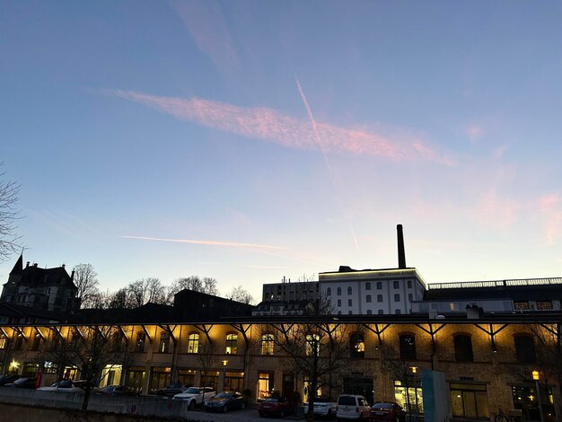 Foto gebouwen in de stad tegen de hemel tijdens de zonsondergang