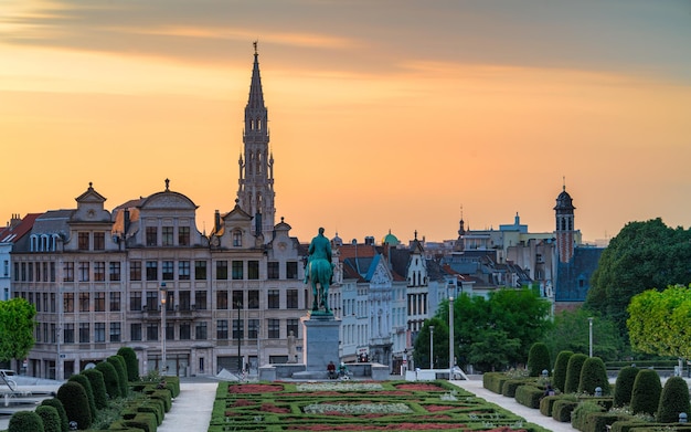 Gebouwen in de stad tegen de hemel tijdens de zonsondergang