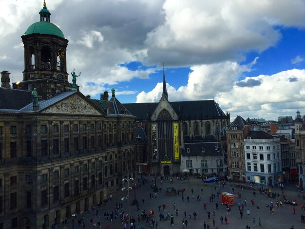 Gebouwen in de stad tegen de lucht