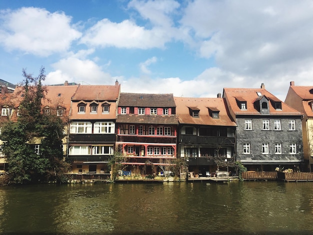 Foto gebouwen in de stad tegen een bewolkte hemel.