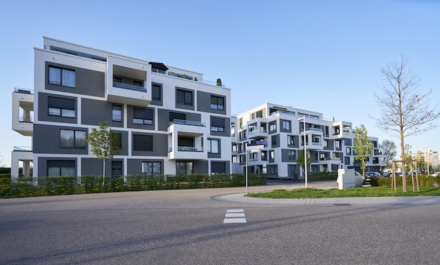 Gebouwen in de stad tegen een heldere blauwe lucht