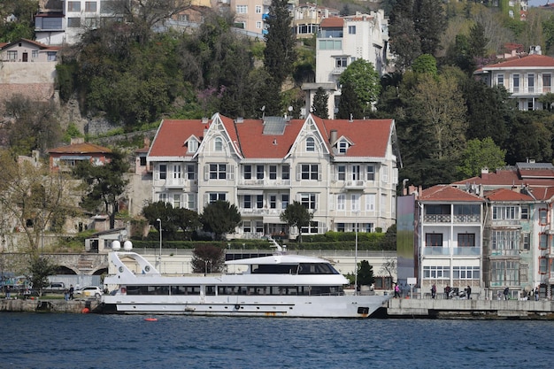 Gebouwen in de Straat van de Bosporus van Istanbul, Turkije