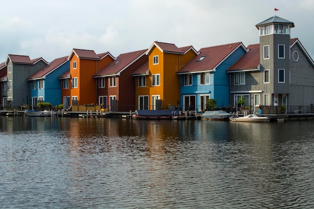 Gebouwen langs de rivier tegen de lucht in de stad