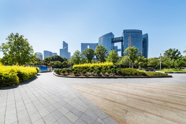 Gebouwen met lege concrete vierkante vloer, de Nieuwe Stad van Qianjiang, hangzhou, China