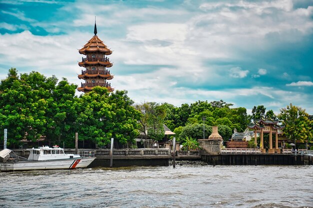 Gebouwen met traditionele Thaise architectuur aan de oever van de rivier de chao phraya