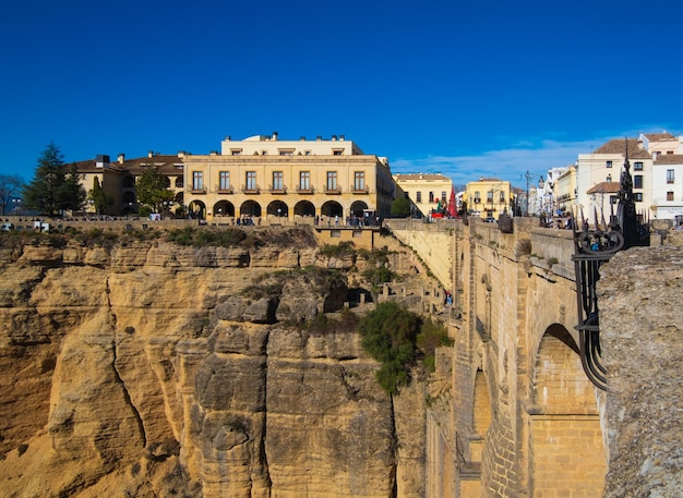 Gebouwen over de nieuwe brug spaanse puente nuevo uit de 18e eeuw in ronda, zuid-andalusië, spanje