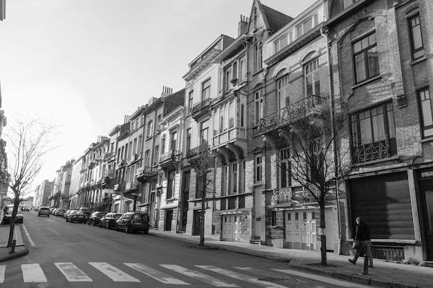 Gebouwen per straat tegen de lucht in de stad