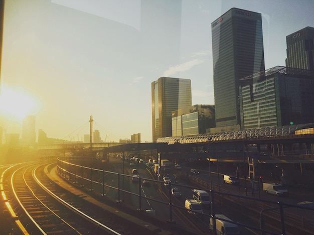 Gebouwen tegen de hemel tijdens zonsondergang