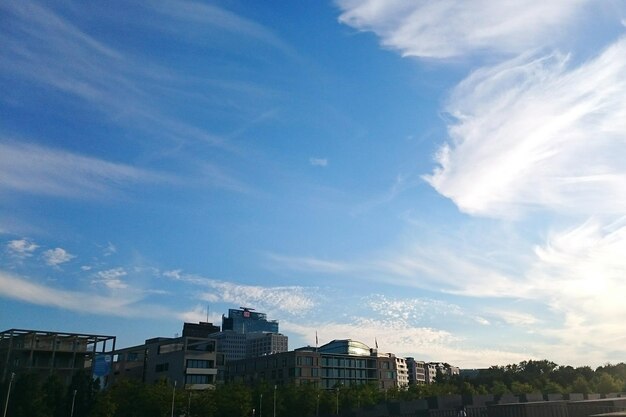 Foto gebouwen tegen een bewolkte hemel