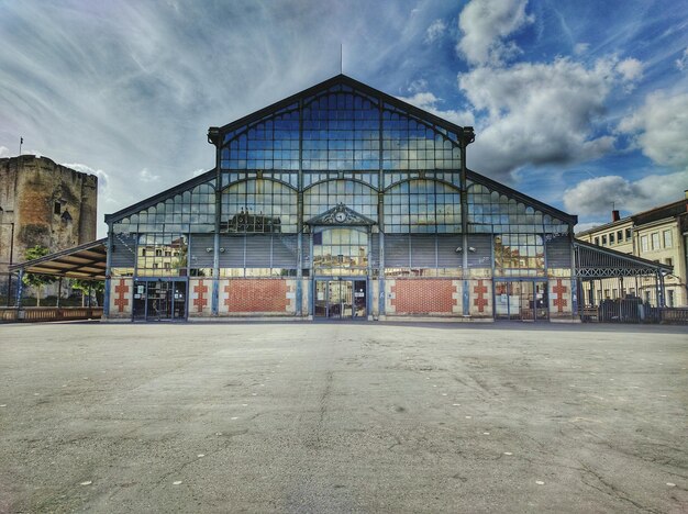 Foto gebouwen tegen een bewolkte hemel