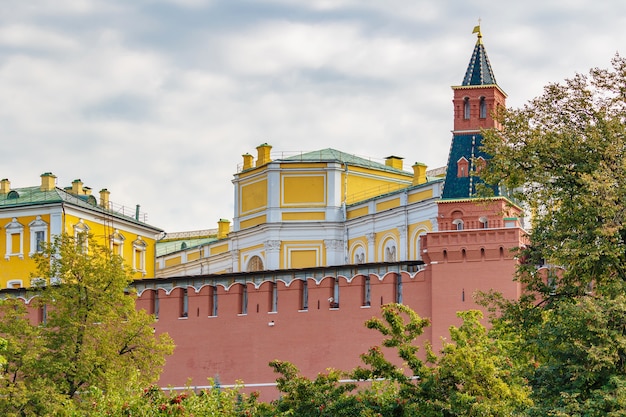 Gebouwen van het Kremlin van Moskou op een bewolkte hemelachtergrond op herfstdag