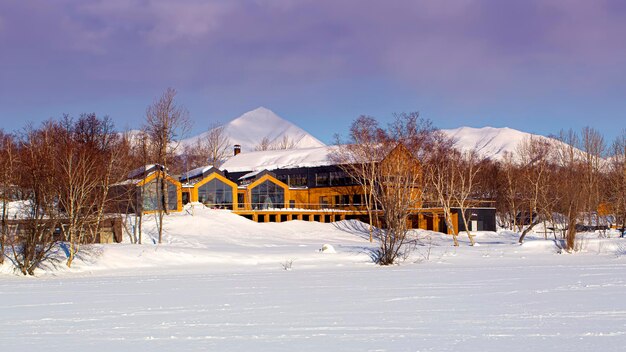 Gebouwen van het recreatiecentrum golubaya loguna op het schiereiland Kamchatka