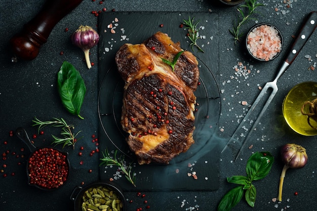 Gebraden kalfsvleessteak met rozemarijn op een steenleisteen oppervlak Bovenbeeld met kopieerruimte Platte legging