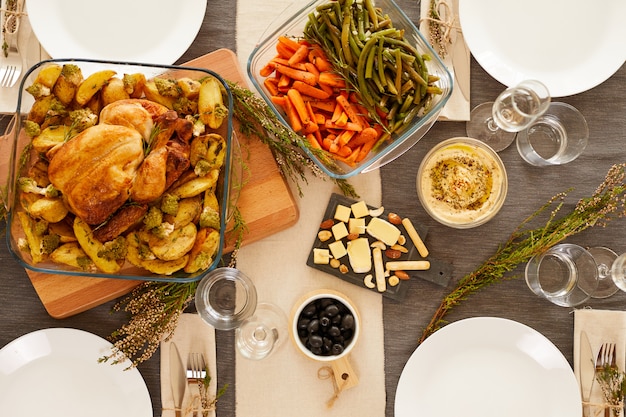 Foto gebraden kalkoen met groenten op tafel