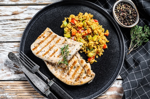 Gebraden kalkoenvlees steaks met quinoa. bovenaanzicht