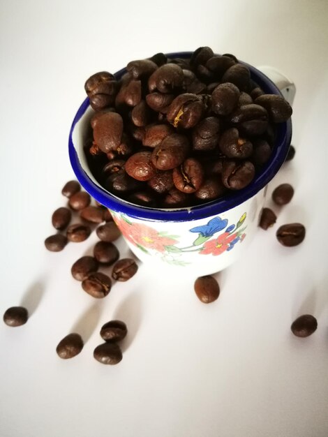 Foto gebraden koffiebonen in een beker op tafel