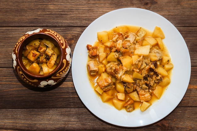 Gebraden met champignons gekookt in traditionele potten in de oven