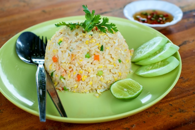 Gebraden rijst met ei op houten lijst, Thaise voedselstijl