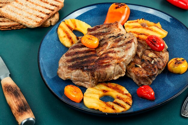 Foto gebraden steak met ananas.