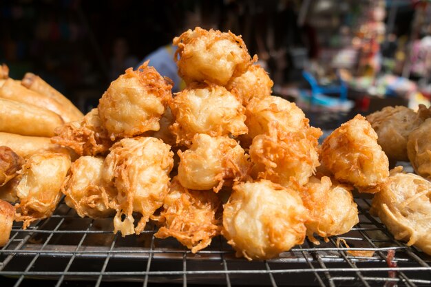 Gebraden taro voor verkoop bij een lokale markt in Bangkok, Thailand.