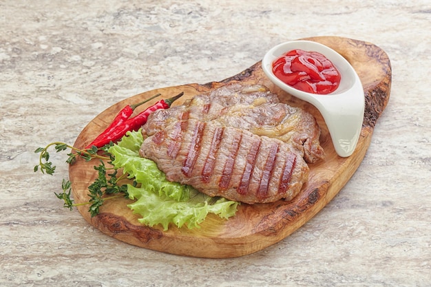 Gebraden varkenshals steak met ketchup geserveerd tijm