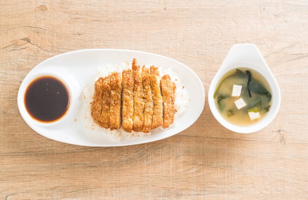 gebraden varkensvlees op bedekte rijst (tonkatsu) met miso-soep