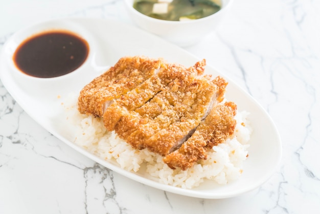 gebraden varkensvlees op bedekte rijst (tonkatsu) met miso-soep